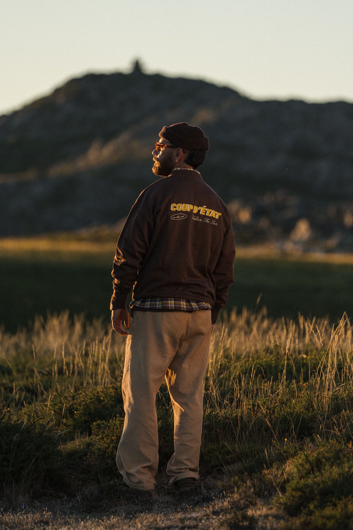 Travelling with Follow The Sun - Sweatshirt Castanha - Collab com Follow The Sun - Coup D'État Portugal